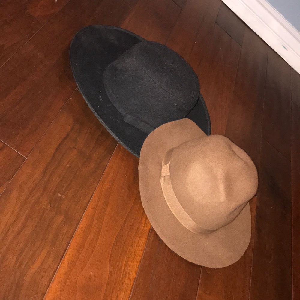 Floppy beach hats (2)